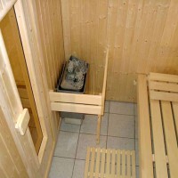 Innenansicht einer Sauna-Anlage mit Heizgerät